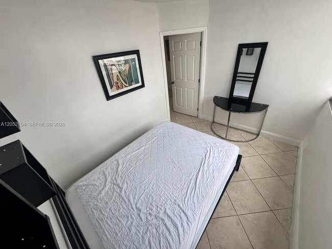 Building Photo - 905 Brickell Bay Dr