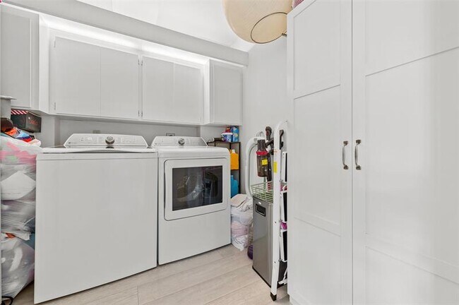Building Photo - 6061 Balboa Cir