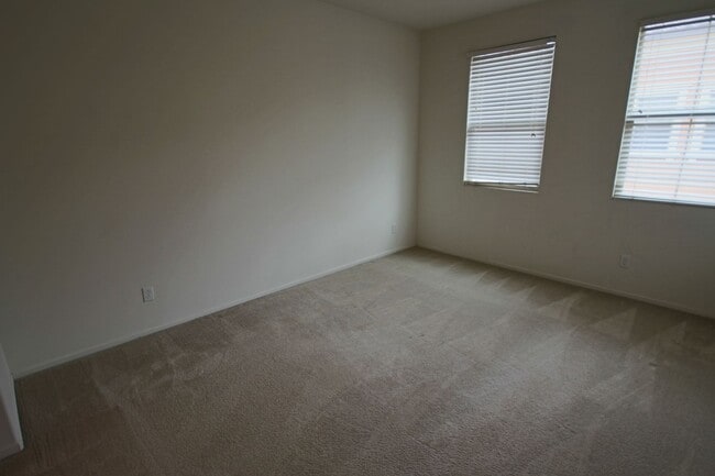 Building Photo - 2 Bedroom/2.5 Bath Townhouse