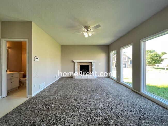 Building Photo - Wonderful Northland Home w/ Hardwood Floors and Plenty of Space!!
