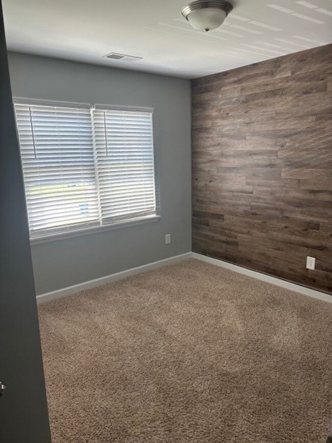 Building Photo - Beautiful 3 bedroom, 2.5 bath home with Bo...
