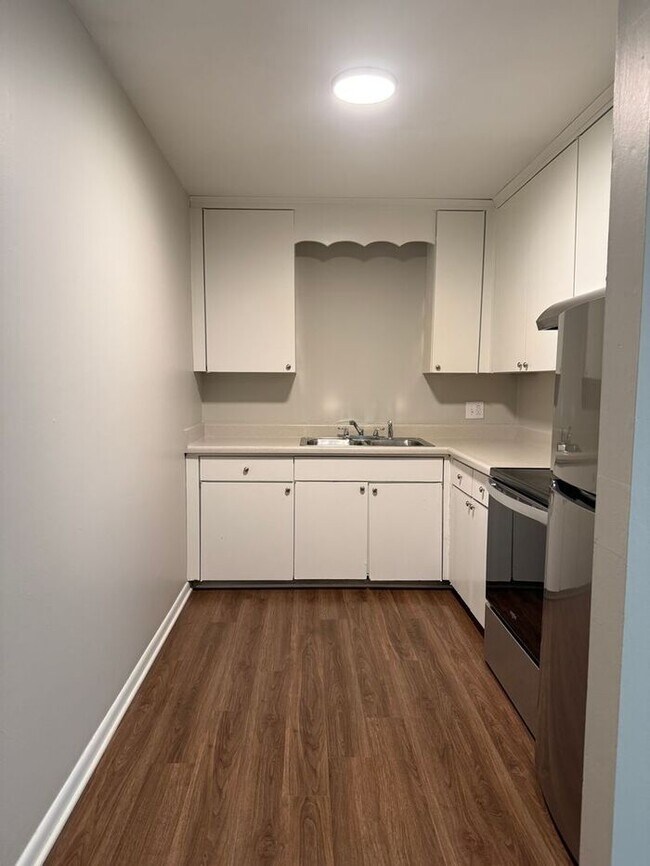 Building Photo - 2 Bedroom Unit was recently renovated. Liv...