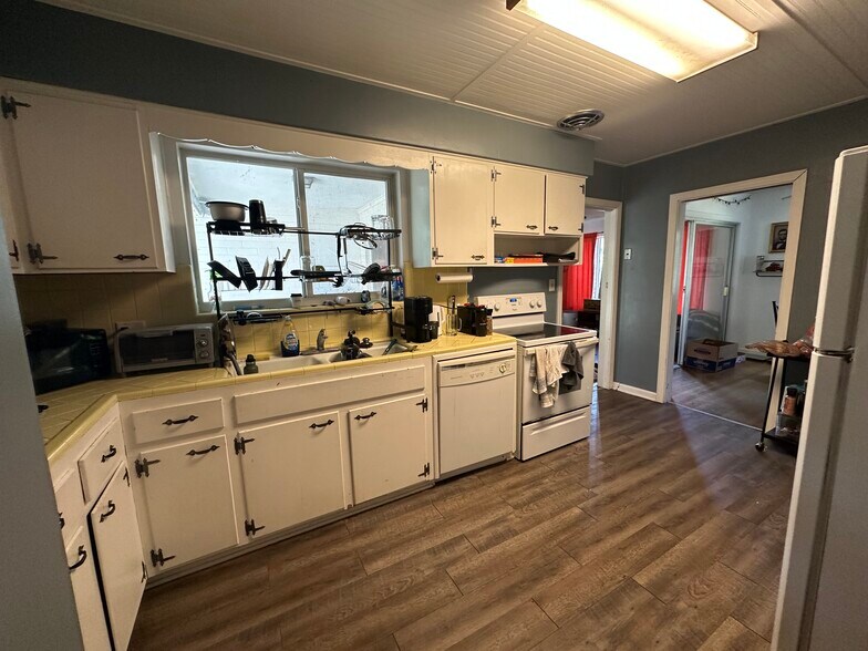 Spacious kitchen with lots of storage - 3125 W University Ave