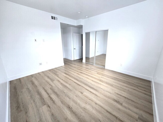 Building Photo - 3920-3922 1/2 Brighton Ave