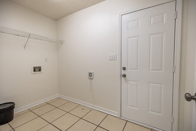 Building Photo - Beautiful Open Floor Plan