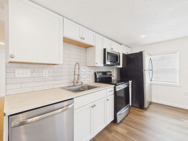 Building Photo - 270 Calder St