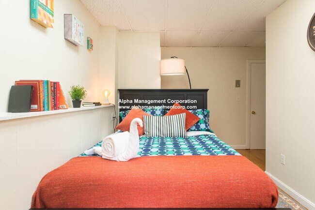 Building Photo - 32 Moultrie St