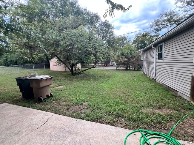 Building Photo - Cozy 2 Bedroom/ 1 Bath Cottage in West Nas...