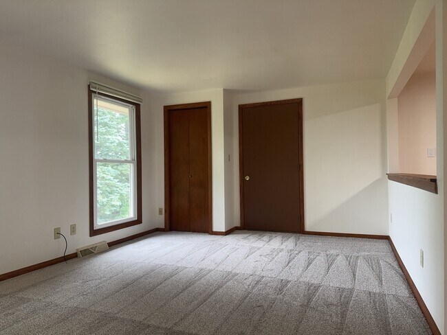 Building Photo - 418 Beloit St