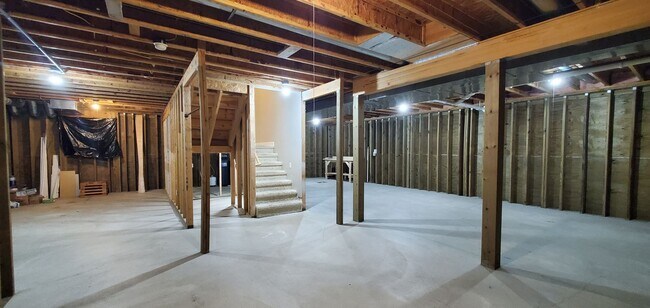 Building Photo - Spacious 5 Bedroom Executive Level Home