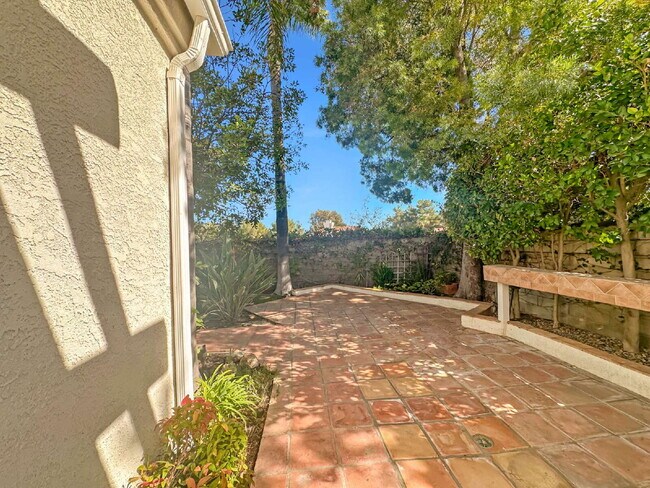Building Photo - Welcome to this Charming Single-Story Home...