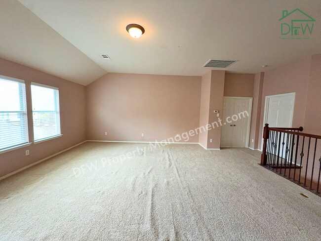 Building Photo - Elegant and Spacious 5-Bedroom Home for Lease in Fort Worth
