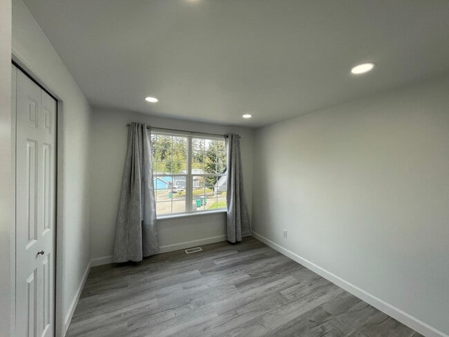 Building Photo - 38019 24th Ct S