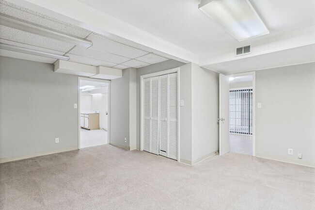 Building Photo - Large Home in Guilford Hills, Hardwood Flo...