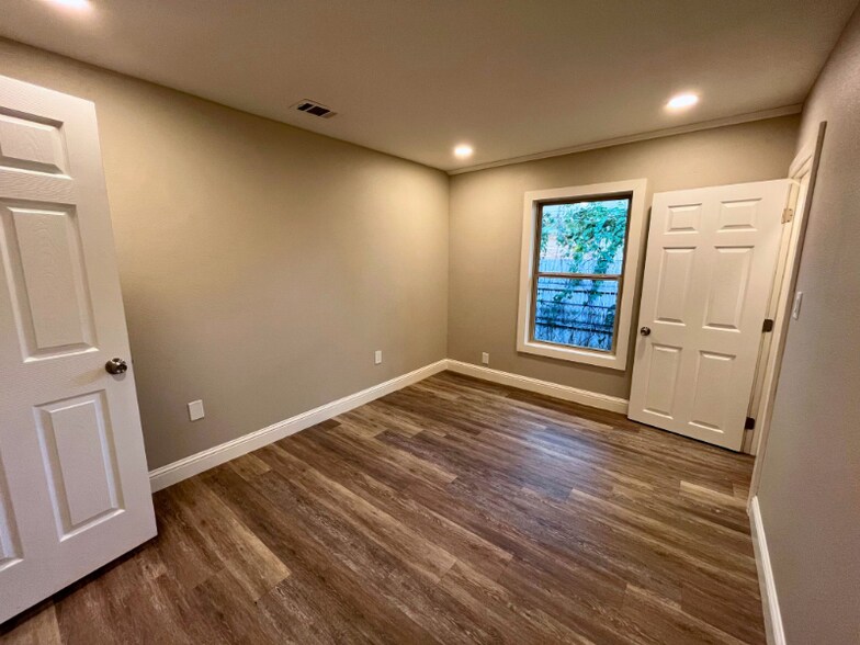 Building Photo - 3913 Chenault St