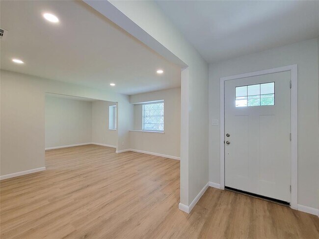 Building Photo - 25911 Maplewood Dr