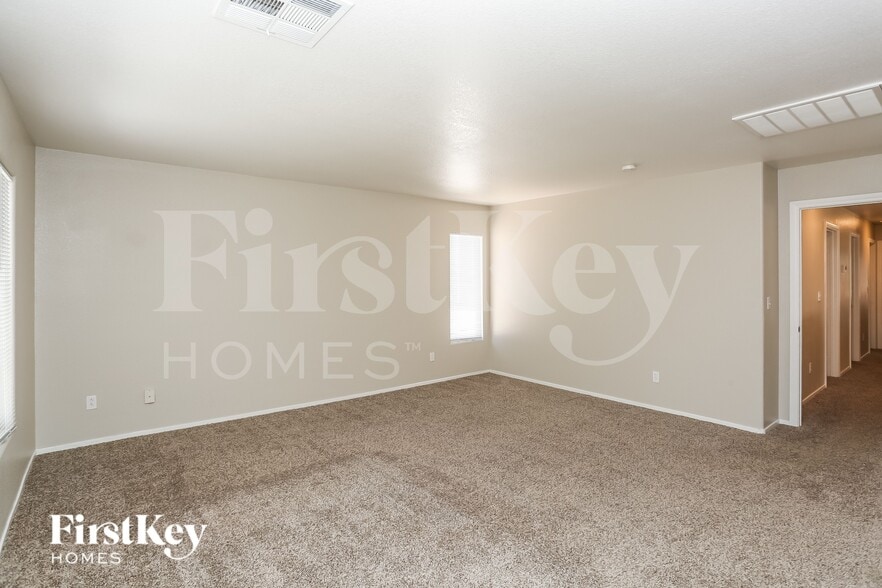 Building Photo - 4633 N Sergeant Ct