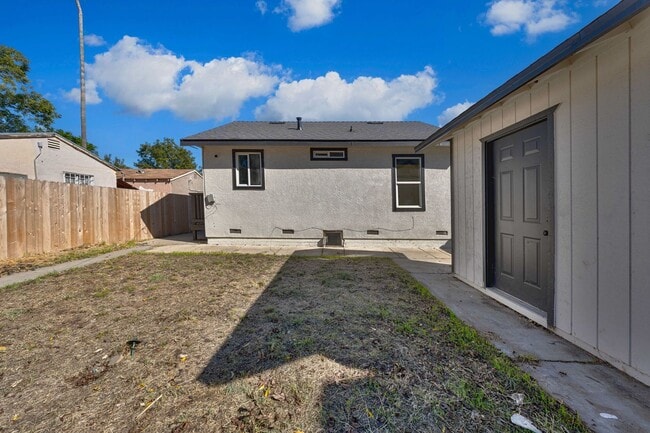 Building Photo - Charming 2-Bedroom Home with Updated Kitch...