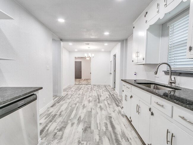 Building Photo - Freshly Renovated | 3 Bed | 2 Bath | Large...