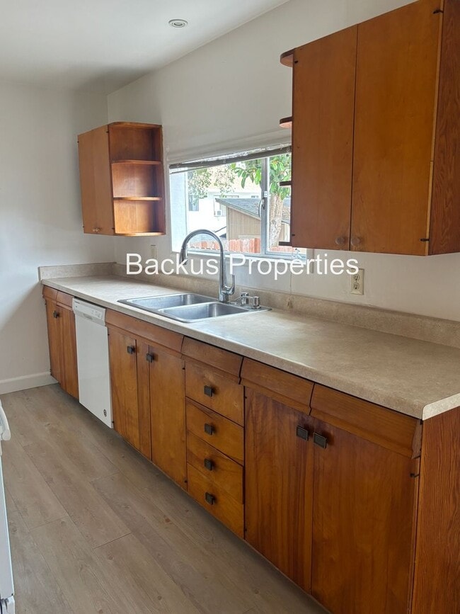 Building Photo - Wonderful two-bedroom unit in Monterey