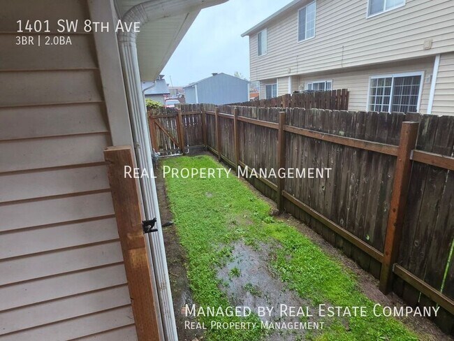 Building Photo - 1401 SW 8th Ave