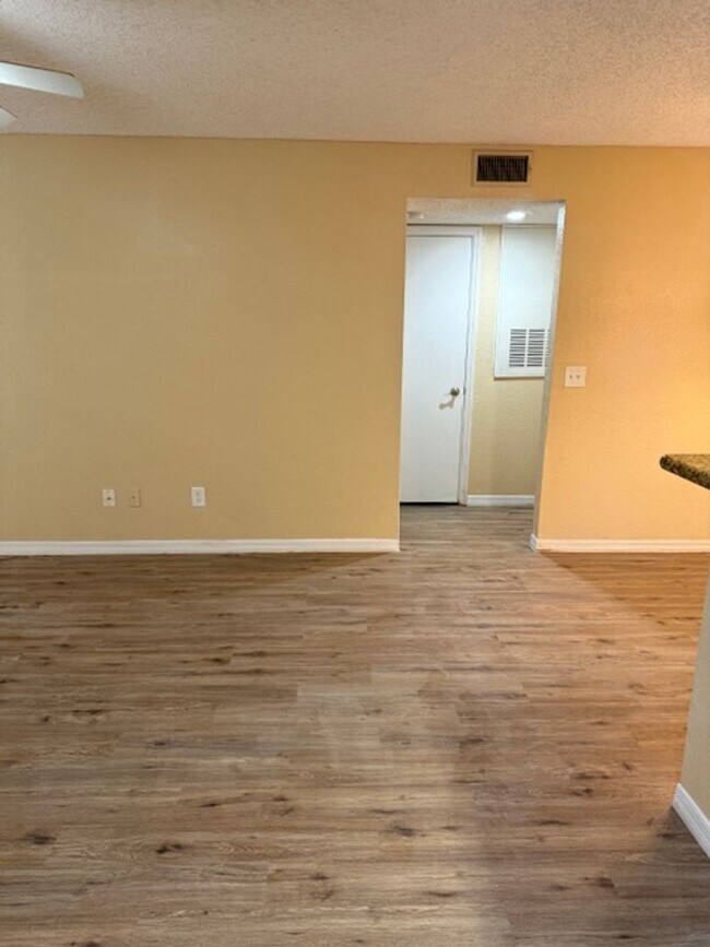 Building Photo - Large one bedroom condominium