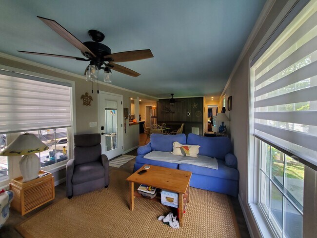 Building Photo - 305 Fairview Dr