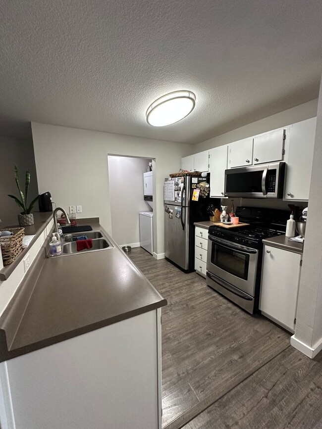 Building Photo - Charming 1 Bedroom/ 1Bathroom Lower Level ...