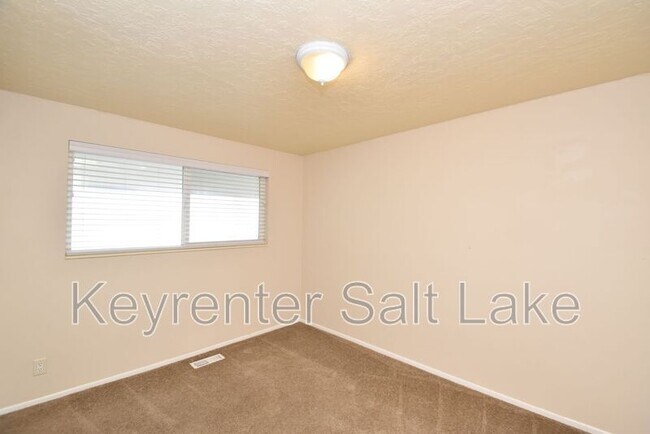 Building Photo - 9408 Turnpike Ln