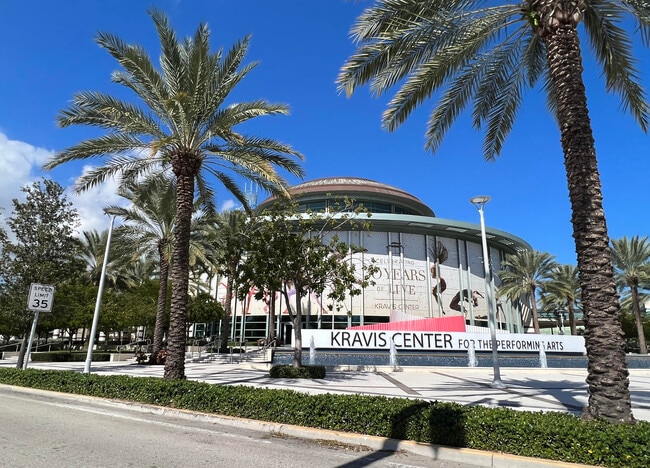 Building Photo - 630 S Sapodilla Ave