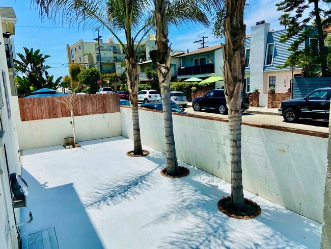 Building Photo - Gorgeous Remodeled Downstairs Apartment w/Patio+Prvt Laundry+Garage+Views of Canals