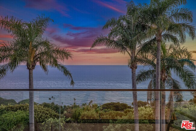 Building Photo - 4732 Avenida Del Mar