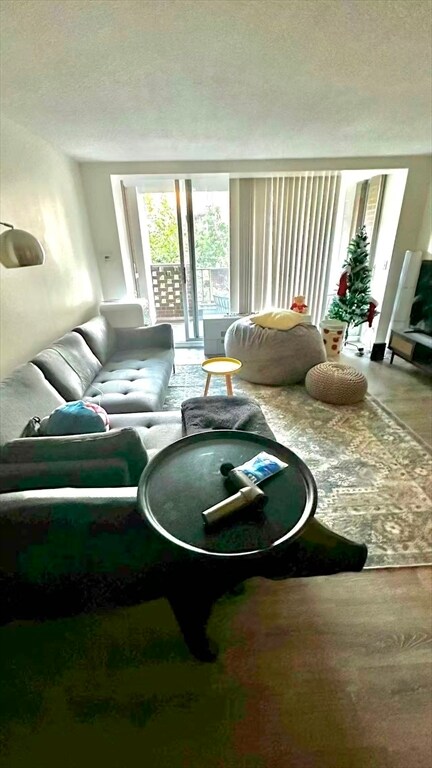 Building Photo - 99 Pond Ave