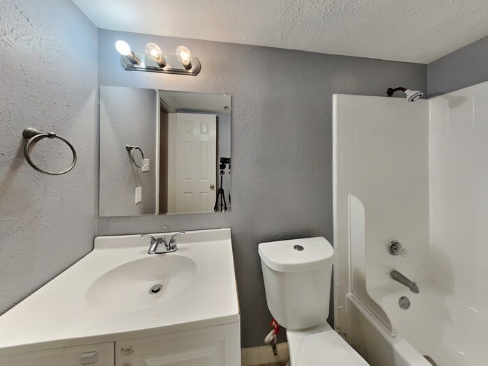 Building Photo - 2405 Cripple Creek Dr