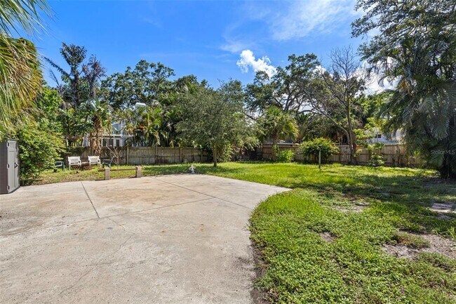 Building Photo - 240 Lyndhurst St