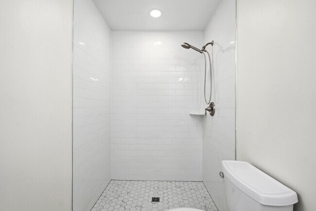 Building Photo - 5116 Shore Dr