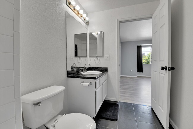 Building Photo - $2,100 - 2 Bed, 2 Bath Updated Townhome in...