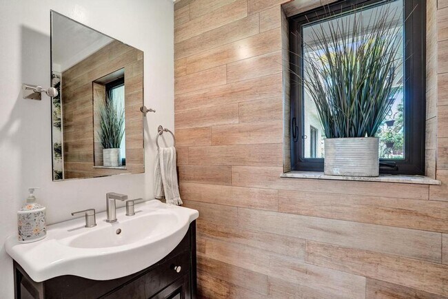 Building Photo - Boca Raton Beautifully Updated 4 Bedroom Pool Home