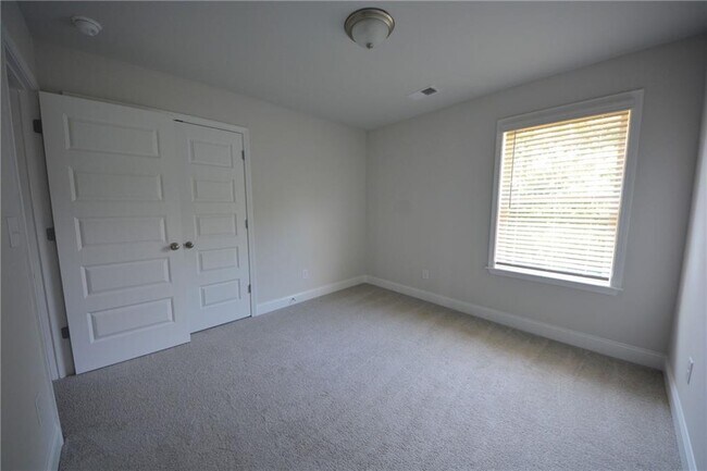 Building Photo - 547 Hellen Vly Dr