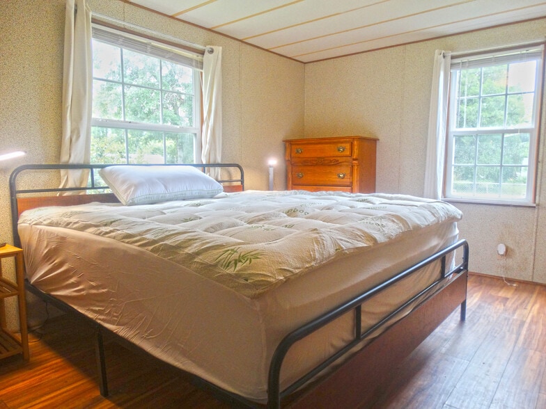 Master Bedroom with King bed and 2 spacious dressers - 118 W Rogers St
