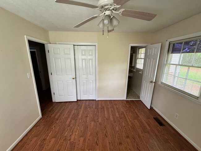 Building Photo - 3018 Delano Pl