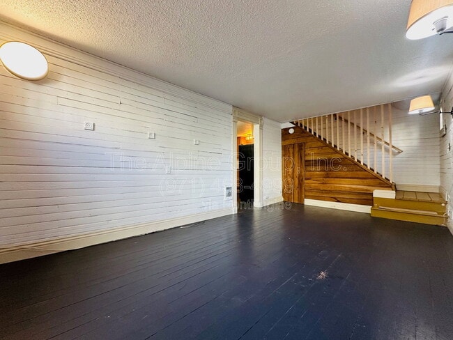 Building Photo - 604 NE San Rafael St