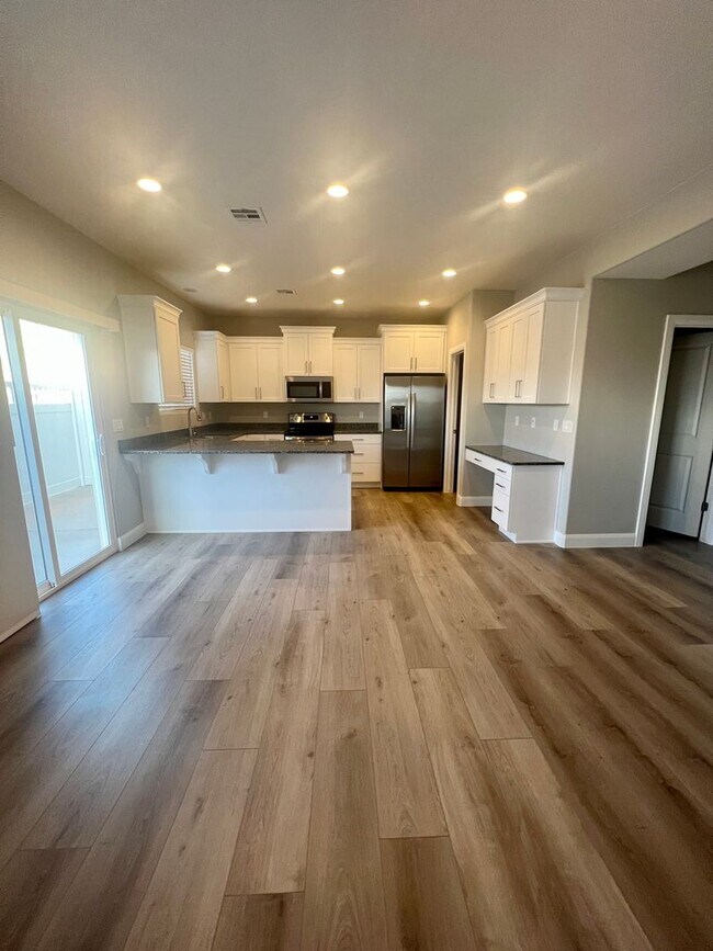 Building Photo - Beautiful newer 3 bedroom, 2.5 bathroom townhome! Amazing views!