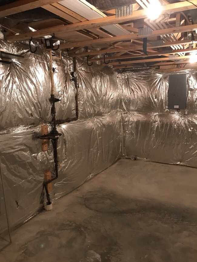 Building Photo - *Coming Soon!*  Large end unit town home i...