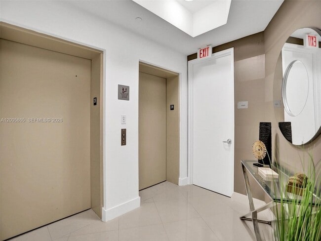 Building Photo - 15901 Collins Ave