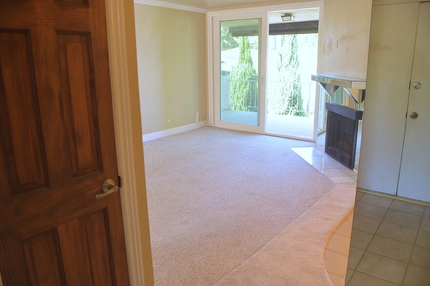 Formal Entry area with large coat closet on left - 4705 Kester Ave
