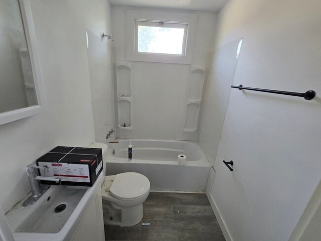 Building Photo - 3 Bed 2 Bath 1500.00