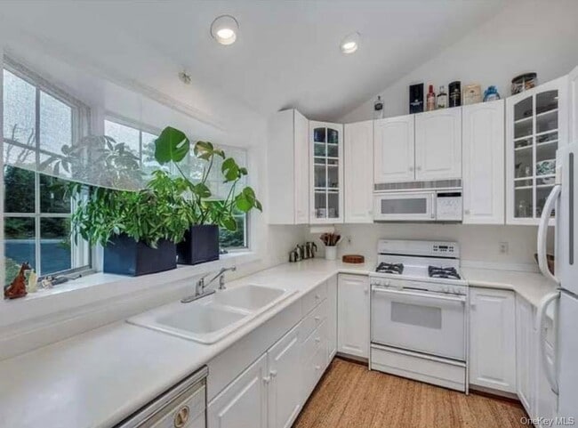 Building Photo - 12 Ridge Ln