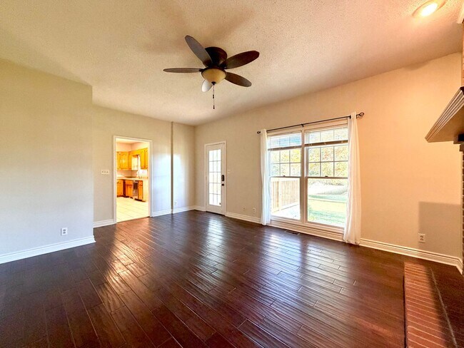 Building Photo - 1402 E Rhett Butler Rd