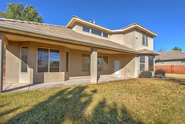 Building Photo - Beautiful St. George Home - Community Pool...